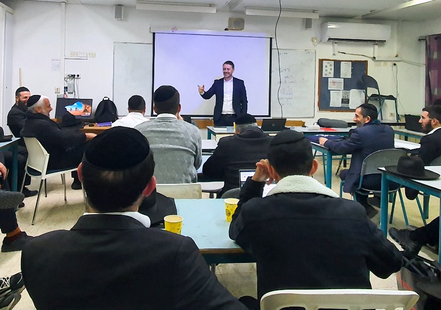 ישראל חיים לביאד מרצה מול קהל במפגש הכשרה במכון אחיה בנתיבות